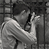 Christoph Radke, Vietnam, Hanoi, zwei junge auf der Straße sitzende Frauen werden fotografiert, 2018